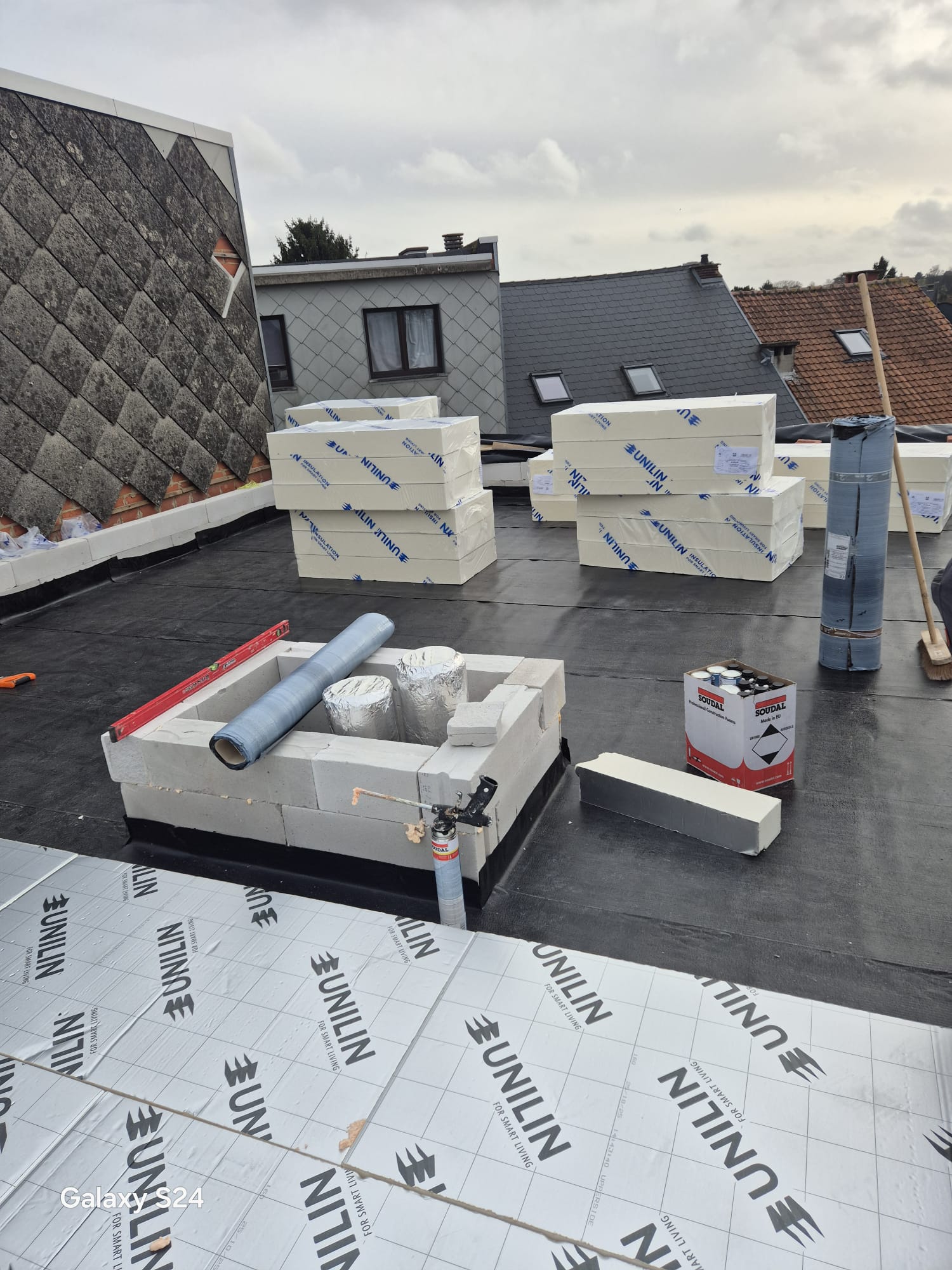 Preparation pose isolant toiture plate