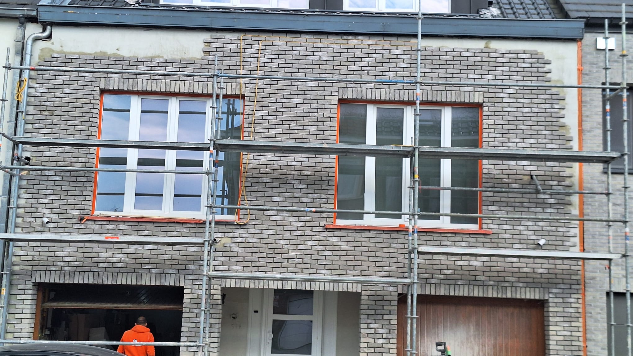 Renovation facade briques grises contemporaines