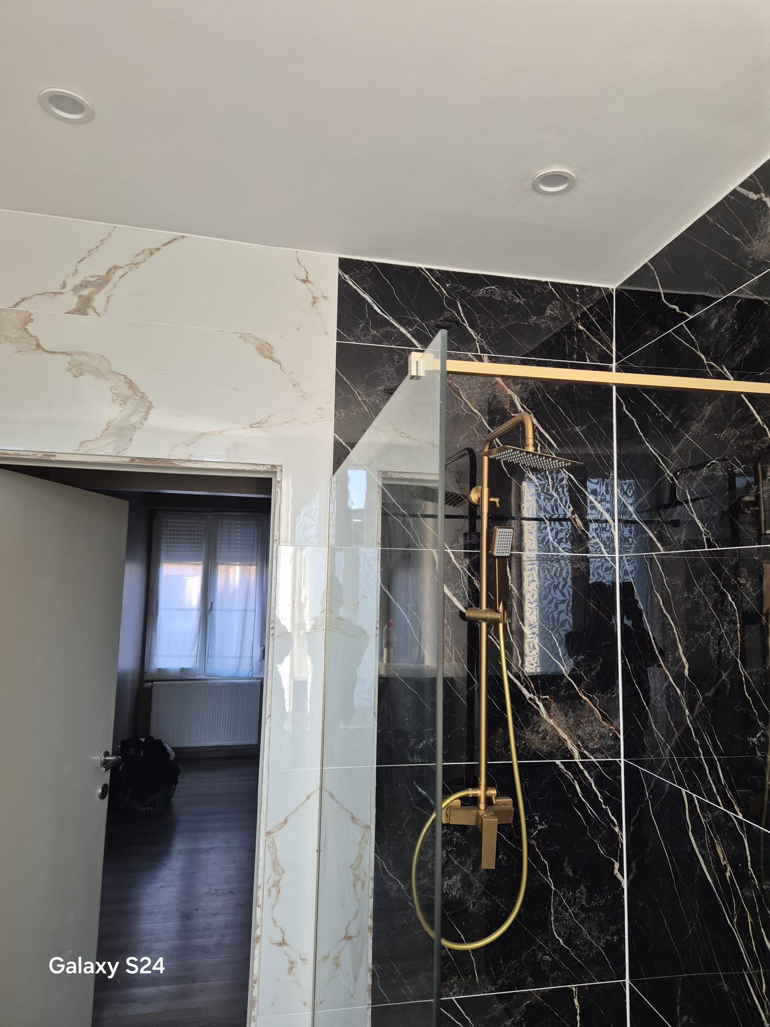 Salle de bain haut de gamme marbre et or