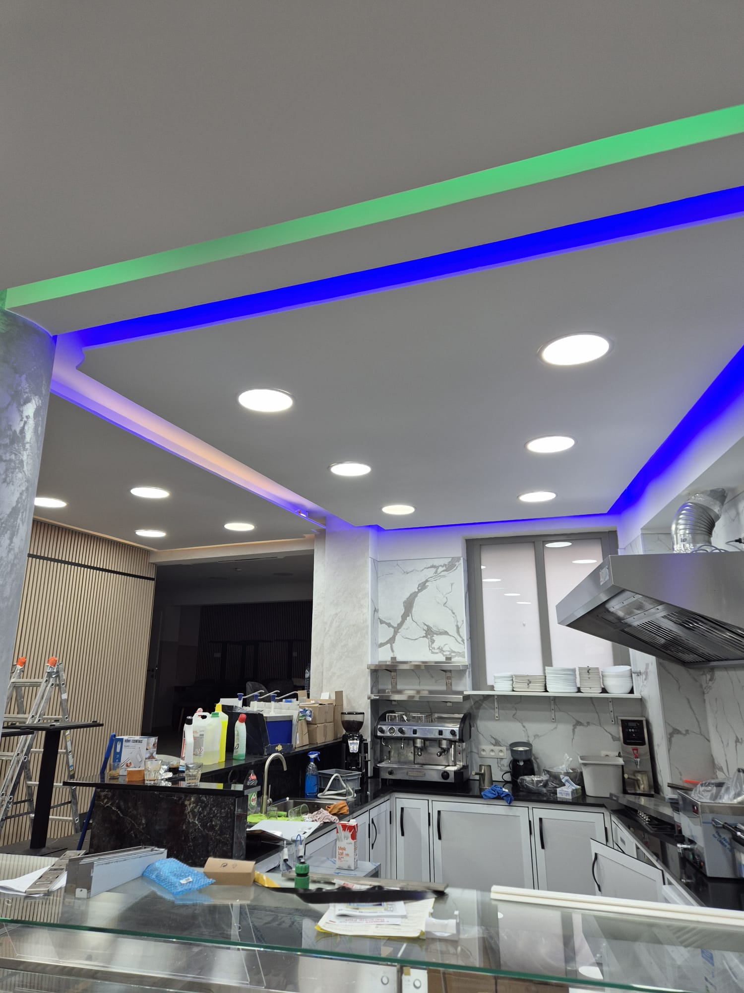 Amenagement espace commercial plafond LED