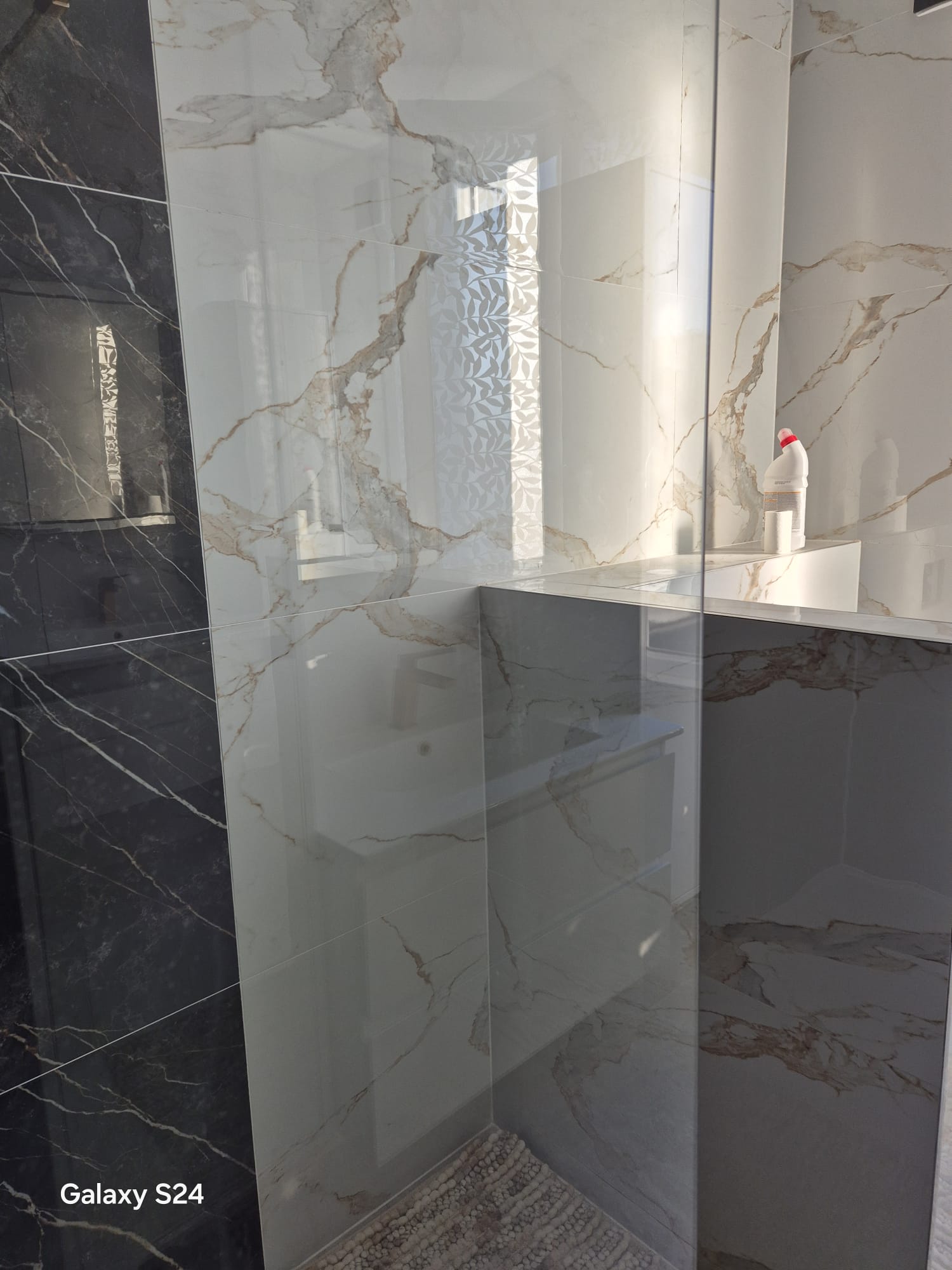 Salle de bain en marbre blanc