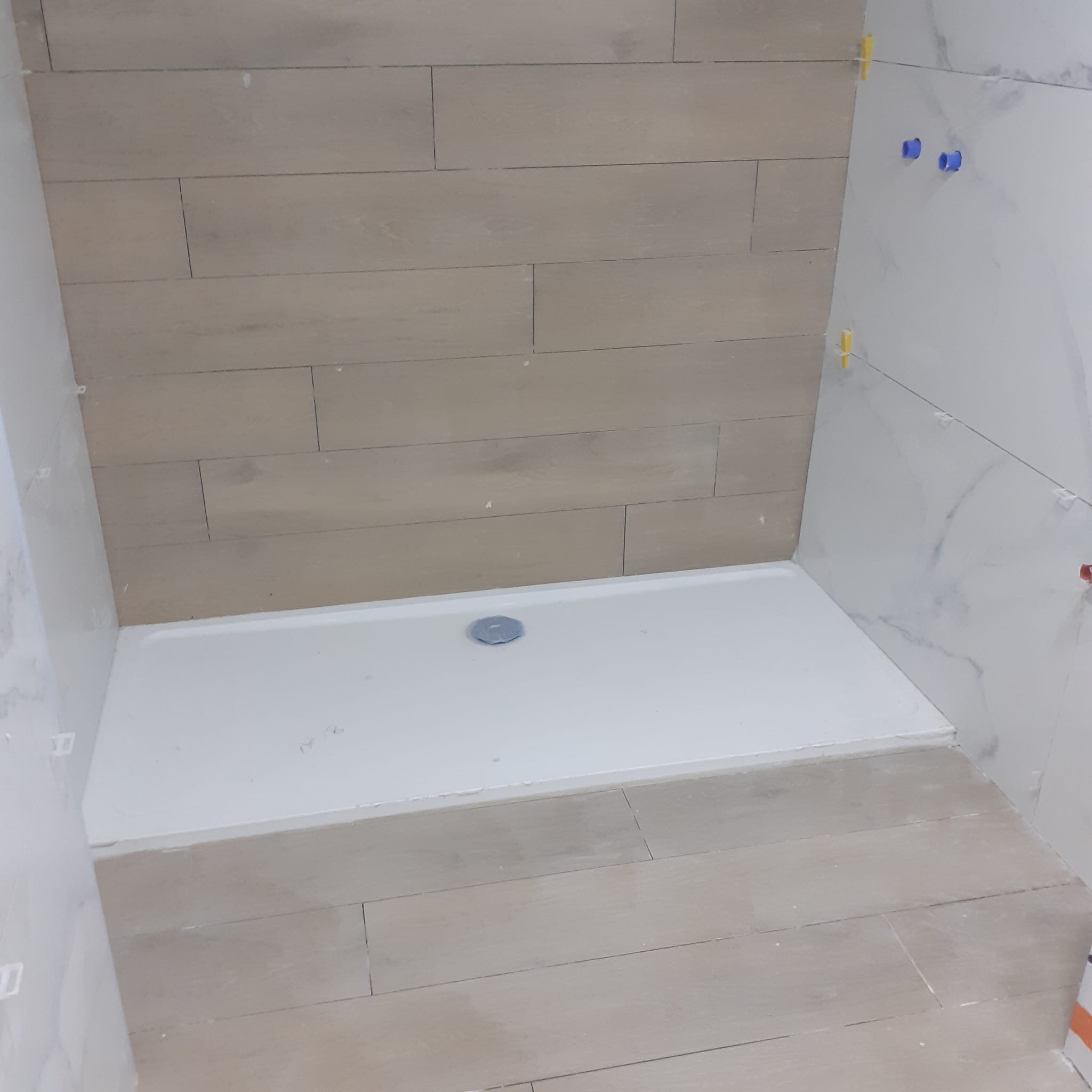 Pose receveur douche carrelage imitation bois